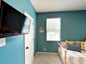 2308 Indian Creek Rd Home - 3 Br home by RedAwning