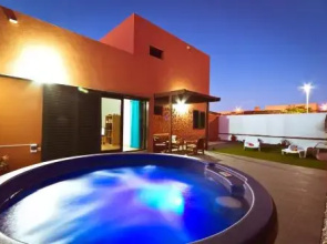 7 Island Surf House