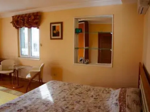 Cezar Holiday Home