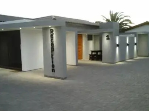 Tiende Laan Bed & Breakfast and Self-Catering