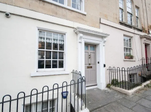 Spacious 5 Bed Ideally Located in the Heart of Historic Bath City Cent