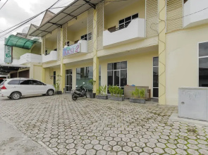 RedDoorz near Bangka Trade Center