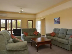 Grasmere Estate Homestead - hear the Lions roar from nearby Hunter Valley Zoo