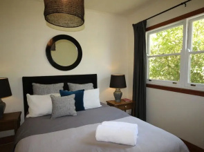 Stonewall Cottage for two with Fireplace