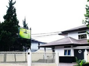 "rumah Pinus" Guesthouse & Cafe