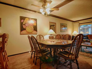 Chateau de Everett - 2 Br Home