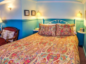 Blue Moon House & Cottage ~ Just 5 Blocks From OSF