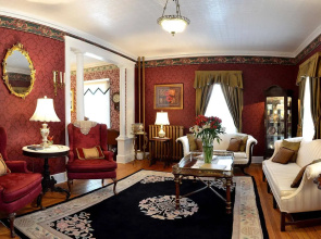 1862 Seasons on Main Bed and Breakfast