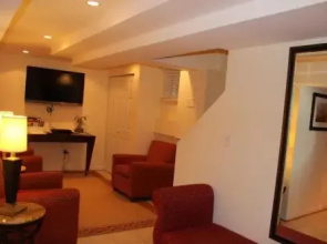 COMFY - Lower Level 3 Bdrm Apt.