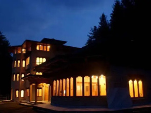 Base Camp Hotel