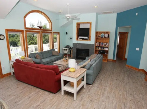 Sound and Color - 8 Br Home