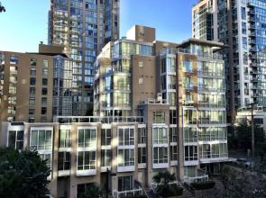 910 Beach Apartment Hotel