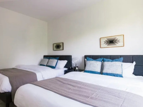 Spacious 12 Bed Home With Pool Table By Domio