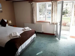 Crown House & Lodges B&B