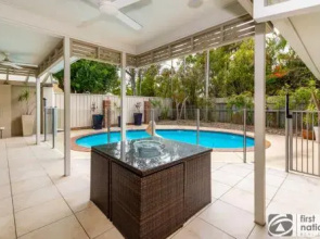 Stunning Waterfront Home with pool - Sylvan Beach Esp, Bellara