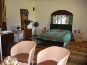 Leslie's Private Paradise