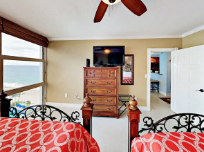 Ocean-View Penthouse Suite #1018 - 2 Br Condo