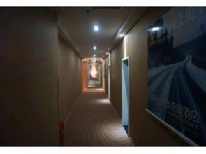 Super 8 Shanghai Nanjing Lu Walking Street First One