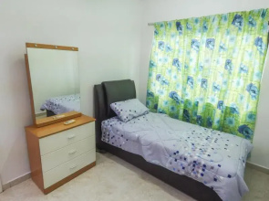 715 Kluang Holiday Home