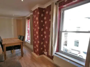Trinity Lane - Central Cheltenham by RoomsBooked