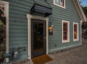 Modern Downtown Ski Cottage - 1 Br Home