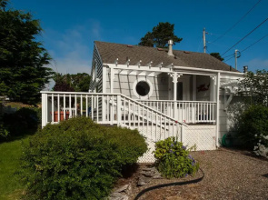Rememberance Studio cottage by RedAwning
