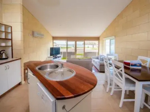 Bayview no 1 - Next to the Beach!