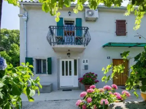 Modern Holiday Home With Pool in Bratulici