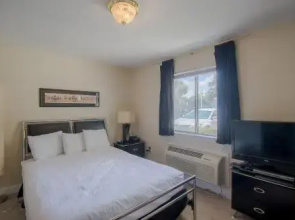 Oak Shores-Oak Shores Studio 22