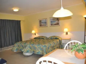 All West Apartments & Diving