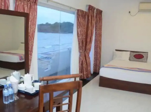 TrinncoTopazBeachHotel