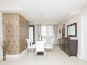 Comfortable 1BD Apartment with Water View in Hallandale Beach
