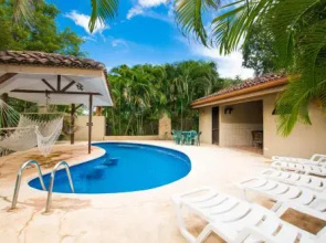 Updated budget condo - Centrally located at 5 minute drive from 4 beaches
