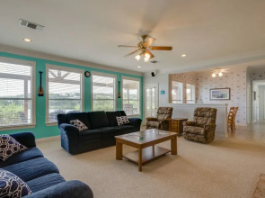 Canyon Lake Waterfront Paradise W/O Guesthouse - 5 Br villa by RedAwni