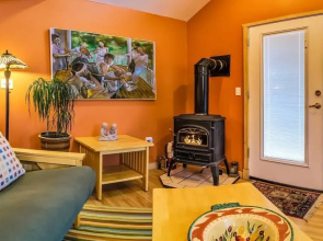 Blue Moon Cottage ~ Pet Friendly ~ 5 Blocks to OSF