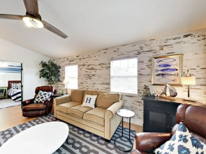 Lakefront Haven - 3 Br Home