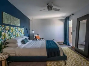 Cozy 2BR with Pool by WanderJaunt