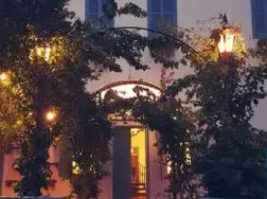 Via Mina Hotel