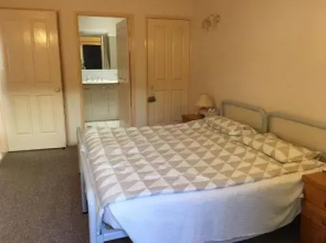 Ground floor, family unit on the canal with free WIFI!