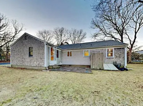 Charming Cape Cod - 3 Br Home