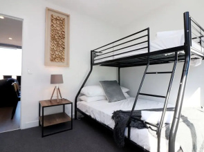 Queen of Northcote Views - Rejuvenate Stays