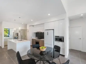 Round About Bulimba Executive 3BR Bulimba apartment near Oxford St shops and restaurants