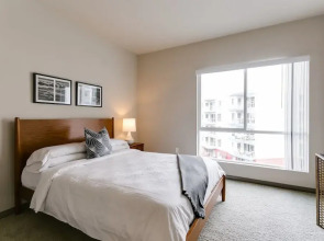 Walk to Beach 2-bdrm w/ Pool, Gym, Rooftop Lounge