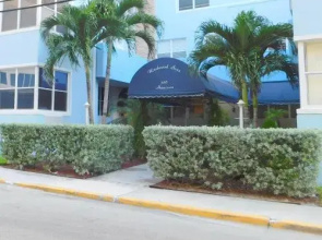 Oceanside Condo 1/1 for 4, Pool, Beach 1/2 Block