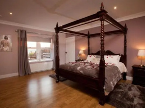 Maple Cottage with Hot Tub near Cupar, Fife