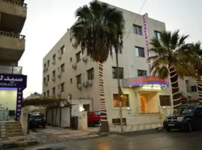 Al Hadeer Suites Hotel