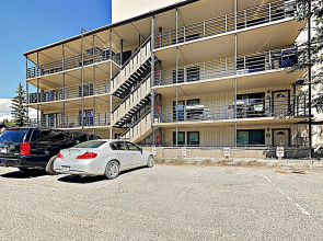 New Listing! Charming Mountain-view Ski 2 Bedroom Condo