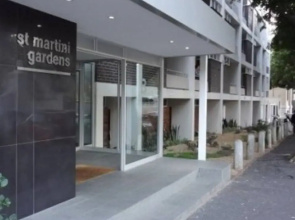 Sunny 2 Bedroom Apartment by The Company's Gardens