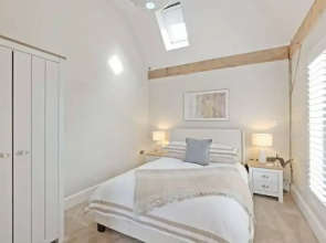 Cedar Barn Getaway, 3 Bed, Sleeps 6, Parking