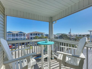 Townhome w/ 2 Decks: Walk to Ocean!